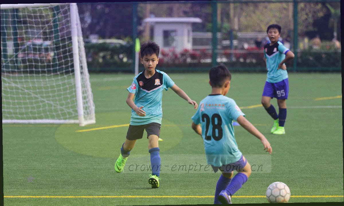 纵向时间线信息图，标注 2013 至 2025 年间的关键版本节点，金色方块节点与冷银灰刻度线交替排布